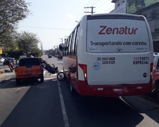 Motociclista ferido em acidente impressionante em avenida de Manaus