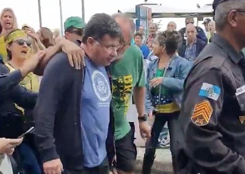 Humorista Marcelo Madureira sai escoltado de manifestação pró-Bolsonaro no Rio