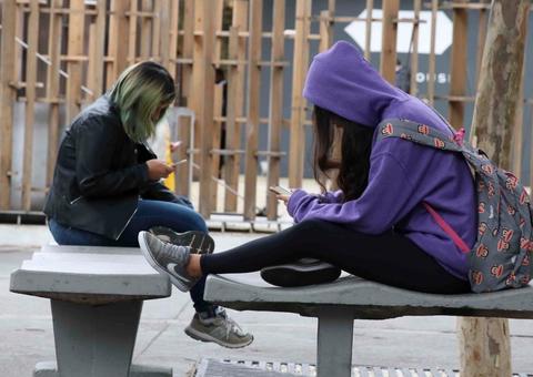 Uso de celular com cabeça inclinada pode causar lesão na cervical