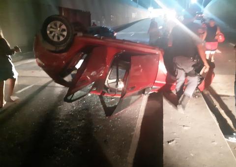 Em Manaus, carro capota embaixo de viaduto e atinge motociclista 
