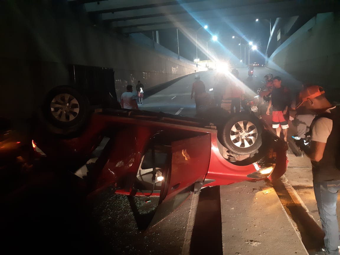 Em Manaus, carro capota embaixo de viaduto e atinge motociclista 