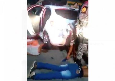 Após roubar carro, trio leva surra de populares e acaba preso em Manaus