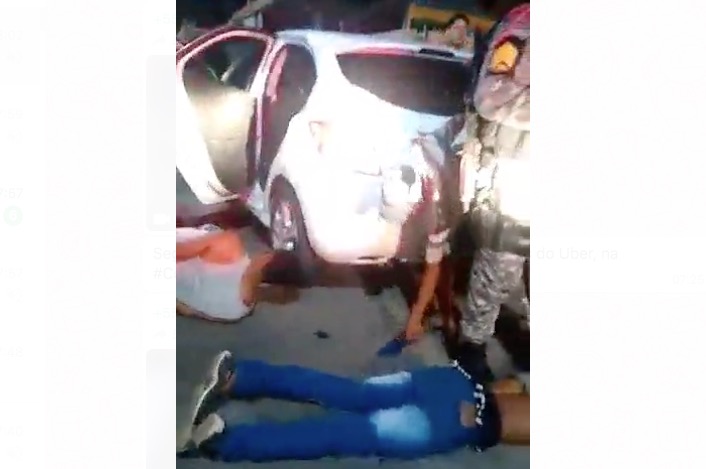 Após roubar carro, trio leva surra de populares e acaba preso em Manaus