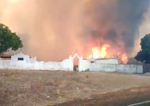 Incêndio destrói cemitério no Piauí; veja vídeo