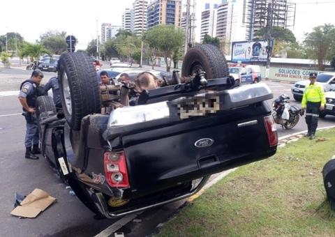 Mulher é levada às pressas para hospital após carro capotar em rotatória de Manaus