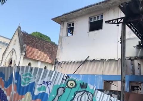 Morador de rua é encontrado morto no prédio da Santa Casa em Manaus