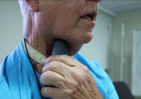 Em Manaus, pacientes da FCecon recebem doação de aparelho que permite retorno da fala 