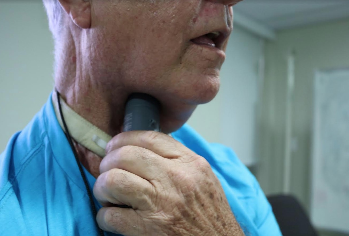 Em Manaus, pacientes da FCecon recebem doação de aparelho que permite retorno da fala 