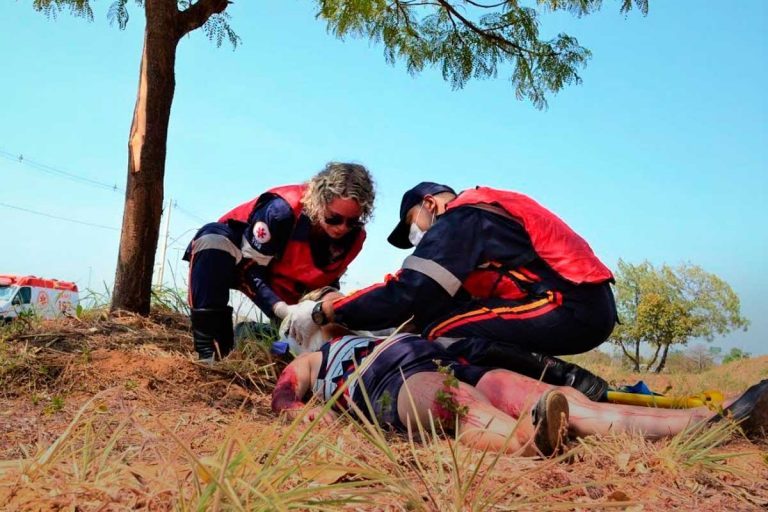 Simulação de grave acidente chama atenção de moradores