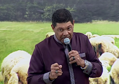 Pastor pede doações de um salário mínimo para fiéis e lança linha de perfumes