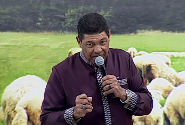 Pastor pede doações de um salário mínimo para fiéis e lança linha de perfumes