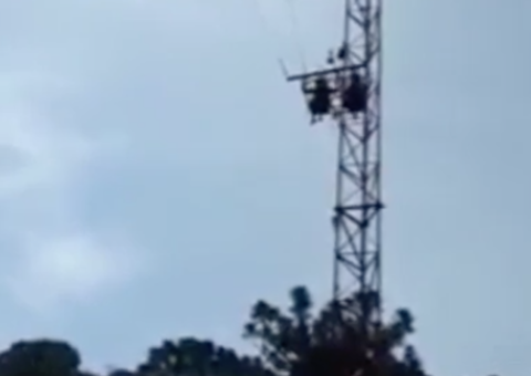 Vídeo: Jovem têm pernas quebradas após brinquedo despencar em parque de diversões