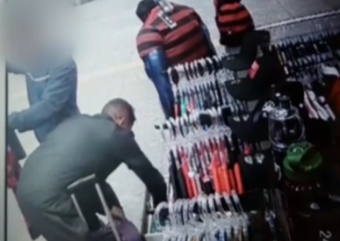 Câmeras de segurança flagram dupla furtando camisas do flamengo em loja 