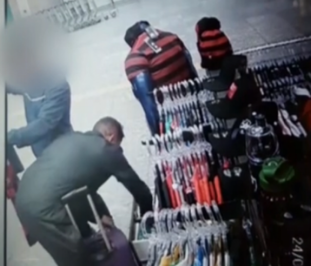 Câmeras de segurança flagram dupla furtando camisas do flamengo em loja 