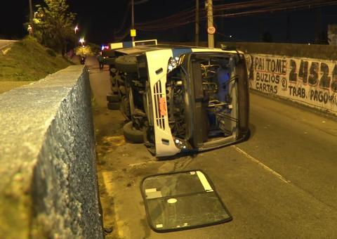 Ônibus despenca de viaduto e deixa 14 pessoas feridas