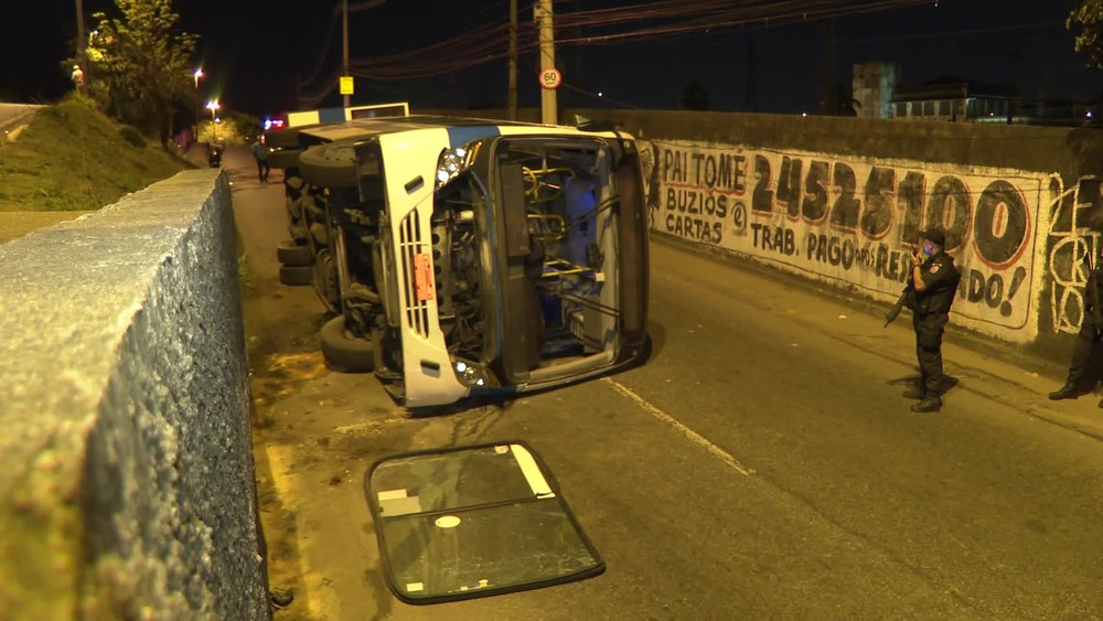 Ônibus despenca de viaduto e deixa 14 pessoas feridas