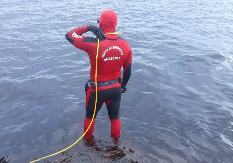Mergulhadores retomam buscas por homem que desapareceu em naufrágio no Rio Amazonas