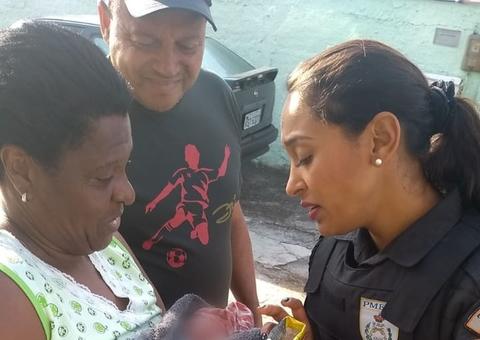 Recém-nascido é encontrado embaixo de carro