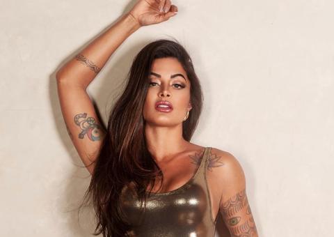 Aline Riscado empina bumbum na nuca de fio dental e faz temperatura subir
