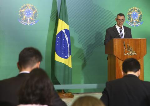 Governo quer autonomia para gerir doações para Amazônia 