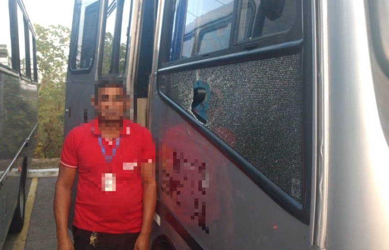 Criminosos apedrejam rota do Distrito e assaltam trabalhadores em Manaus