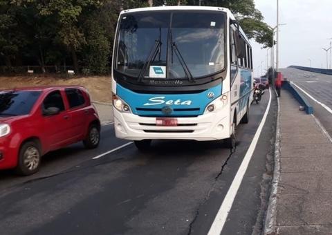 Micro-ônibus em pane mecânica gera caos em avenidas de Manaus