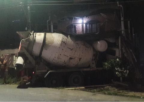 Homem tem corpo atravessado por barra de ferro após caminhão invadir casa em Manaus