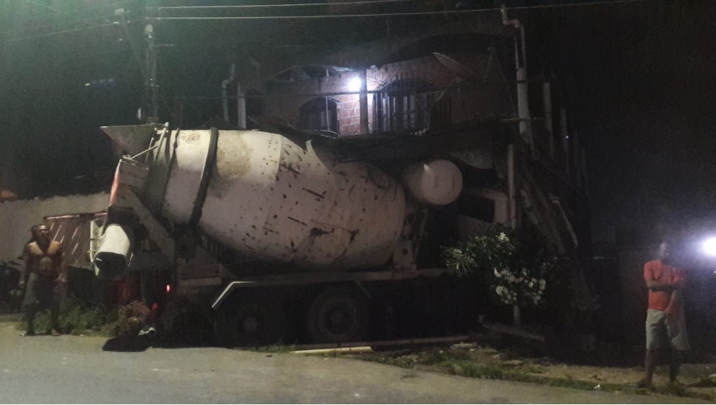 Homem tem corpo atravessado por barra de ferro após caminhão invadir casa em Manaus