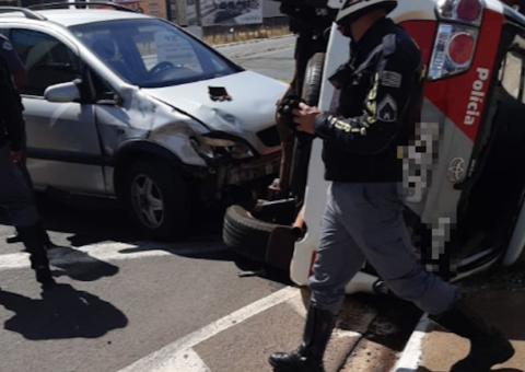  Jovem estreia CNH batendo em carro da PM 