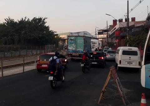 Em Manaus, motoristas enfrentam congestionamento quilométrico na av. Rodrigo Otávio