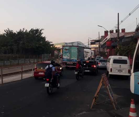 Em Manaus, motoristas enfrentam congestionamento quilométrico na av. Rodrigo Otávio