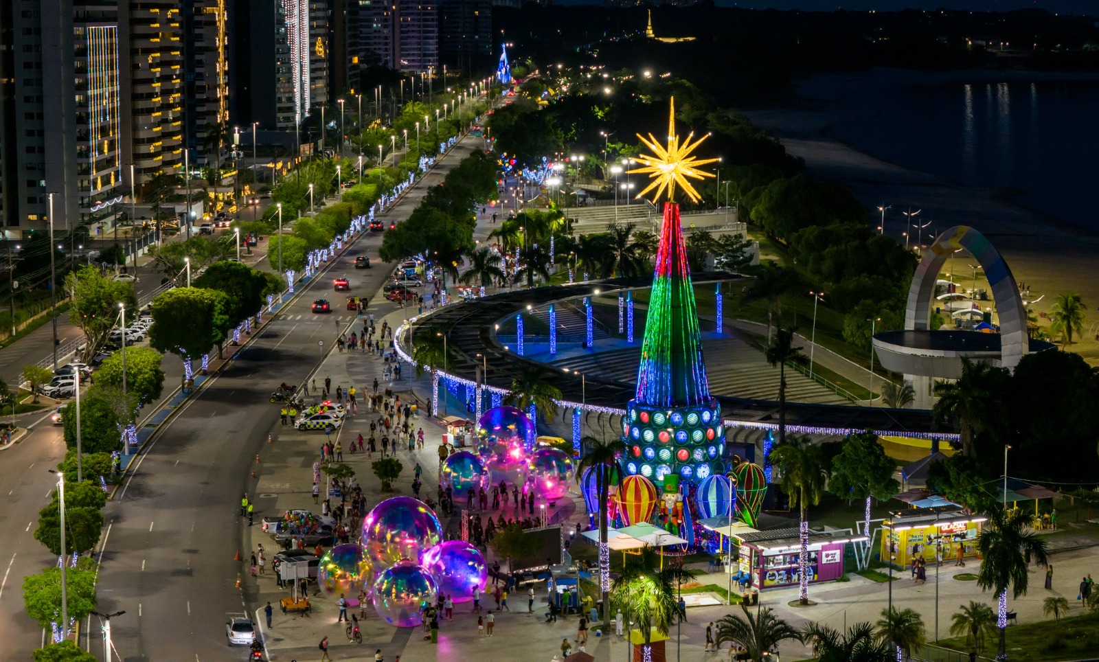 Árvore de Natal de 30 metros com hologramas é entregue na Ponta Negra