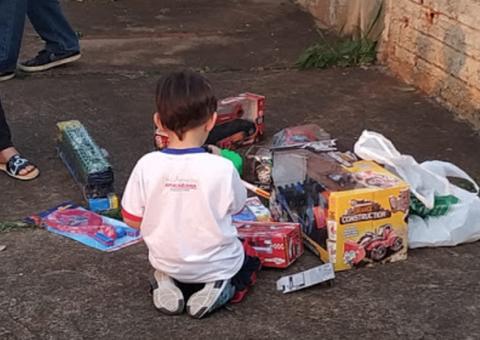 Criança comove policias ao pedir brinquedo usado pela mãe para espancá-la; vídeo mostra agressão