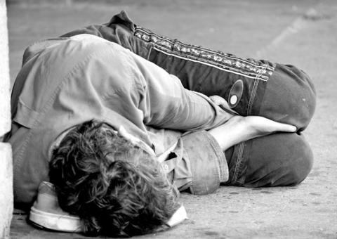 Campanha arrecada mochilas e kits de higiene pessoal para população em situação de rua