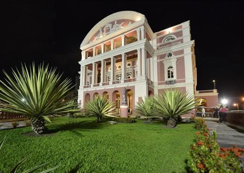 Maestro convidado rege Amazonas Filarmônica em concerto no Teatro Amazonas