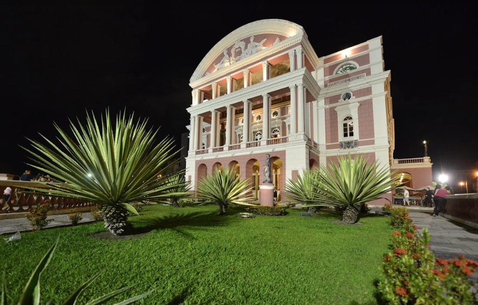 Maestro convidado rege Amazonas Filarmônica em concerto no Teatro Amazonas