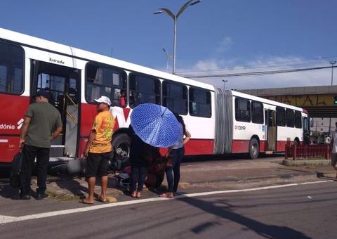 Mototaxista tem fratura exposta após grave acidente com ônibus articulado em Manaus
