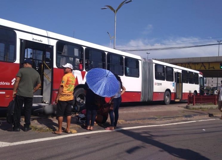 Mototaxista tem fratura exposta após grave acidente com ônibus articulado em Manaus