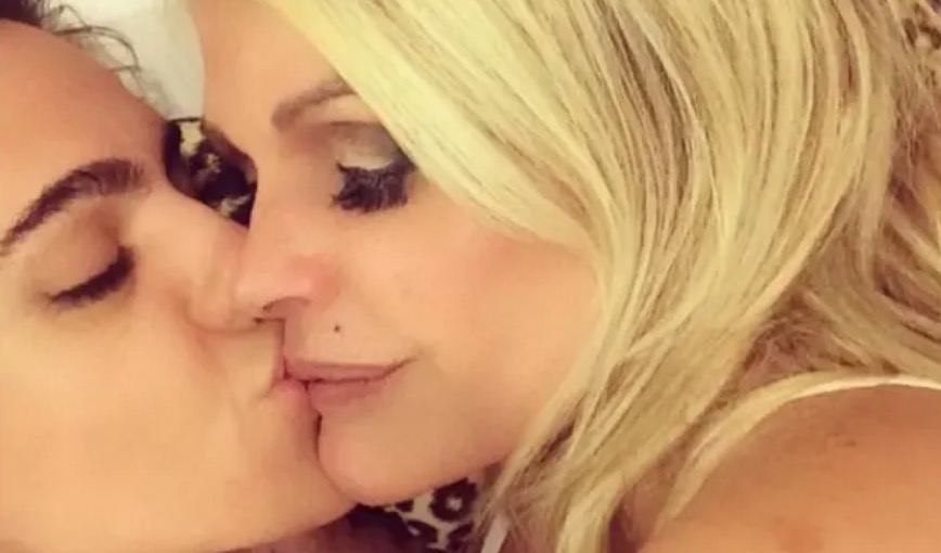 Ex-evangélica, Monique Evans tatua nome da namorada: ‘Você não pode me abandonar mais’