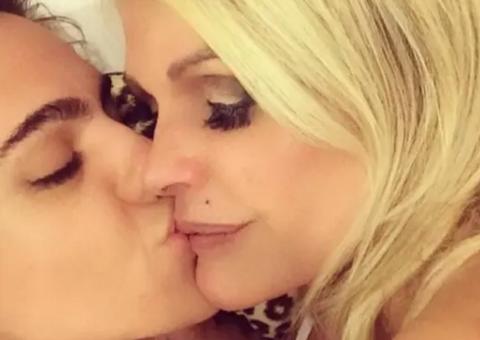 Ex-evangélica, Monique Evans tatua nome da namorada: ‘Você não pode me abandonar mais’
