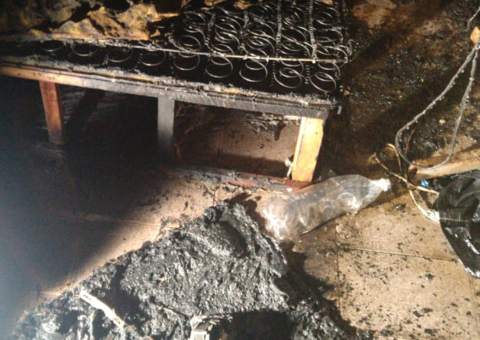 Aposentado é retirado às pressas de casa após vizinhos perceberem incêndio em Manaus