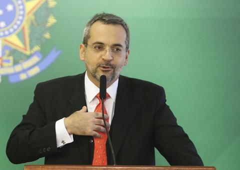 Em ofício, ministro da Educação escreve duas vezes paralisação com z