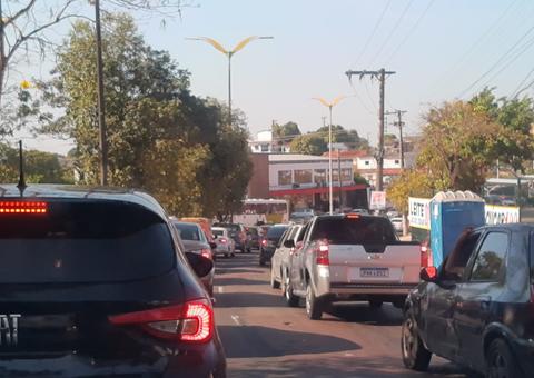 Congestionamento toma conta de avenida e deixa trânsito parado em Manaus