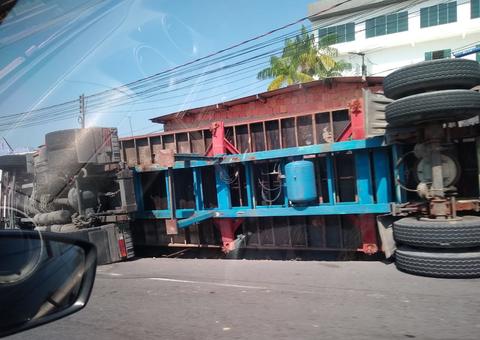 Carreta tomba no meio da rua e assusta populares em Manaus
