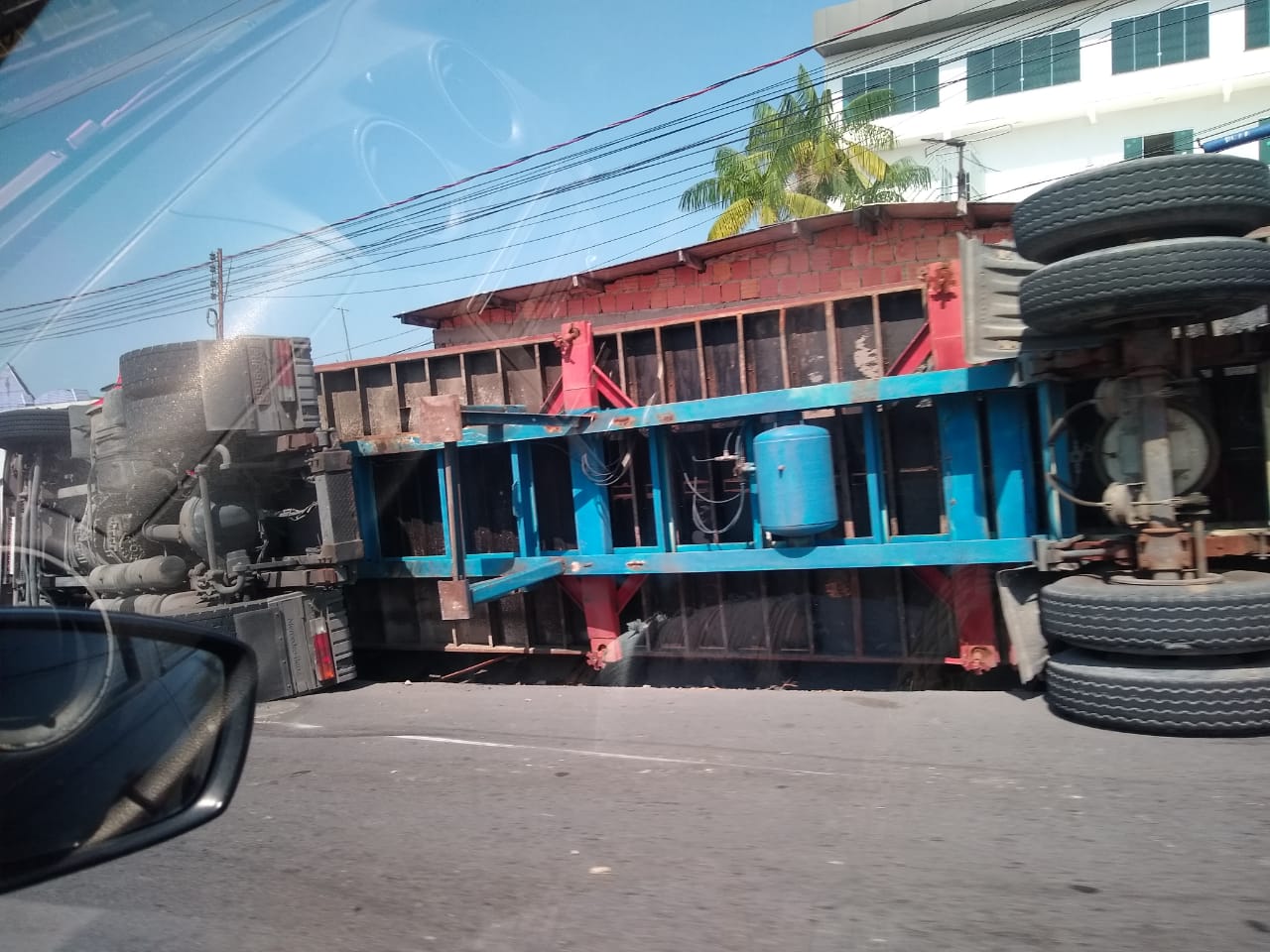 Carreta tomba no meio da rua e assusta populares em Manaus