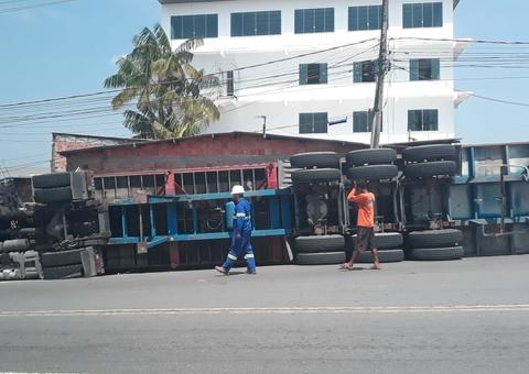 Após carretar tombar, contêiner destrói parte de casa onde criança dormia em Manaus