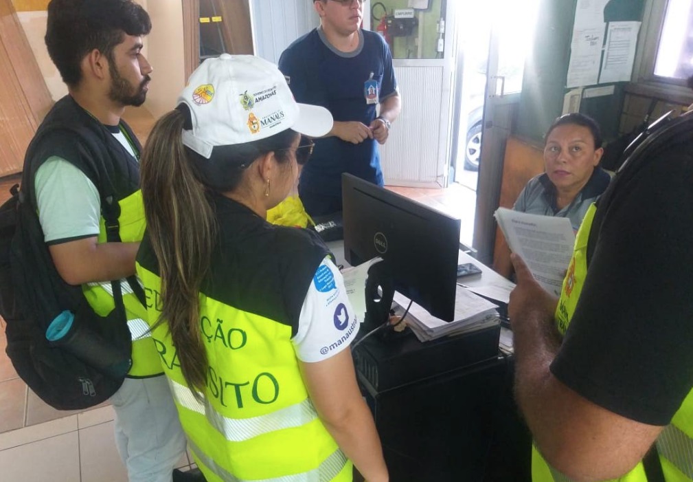 Moradores e comerciantes são orientados sobre interdição da rua Pará 