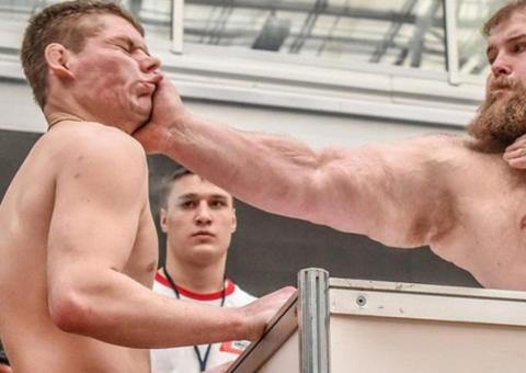 VÍDEO: Russos promovem campeonato de tapas na cara