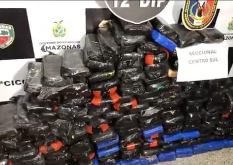 Polícia encontra 219 kg de cocaína e skunk dentro de balsa em Manaus 