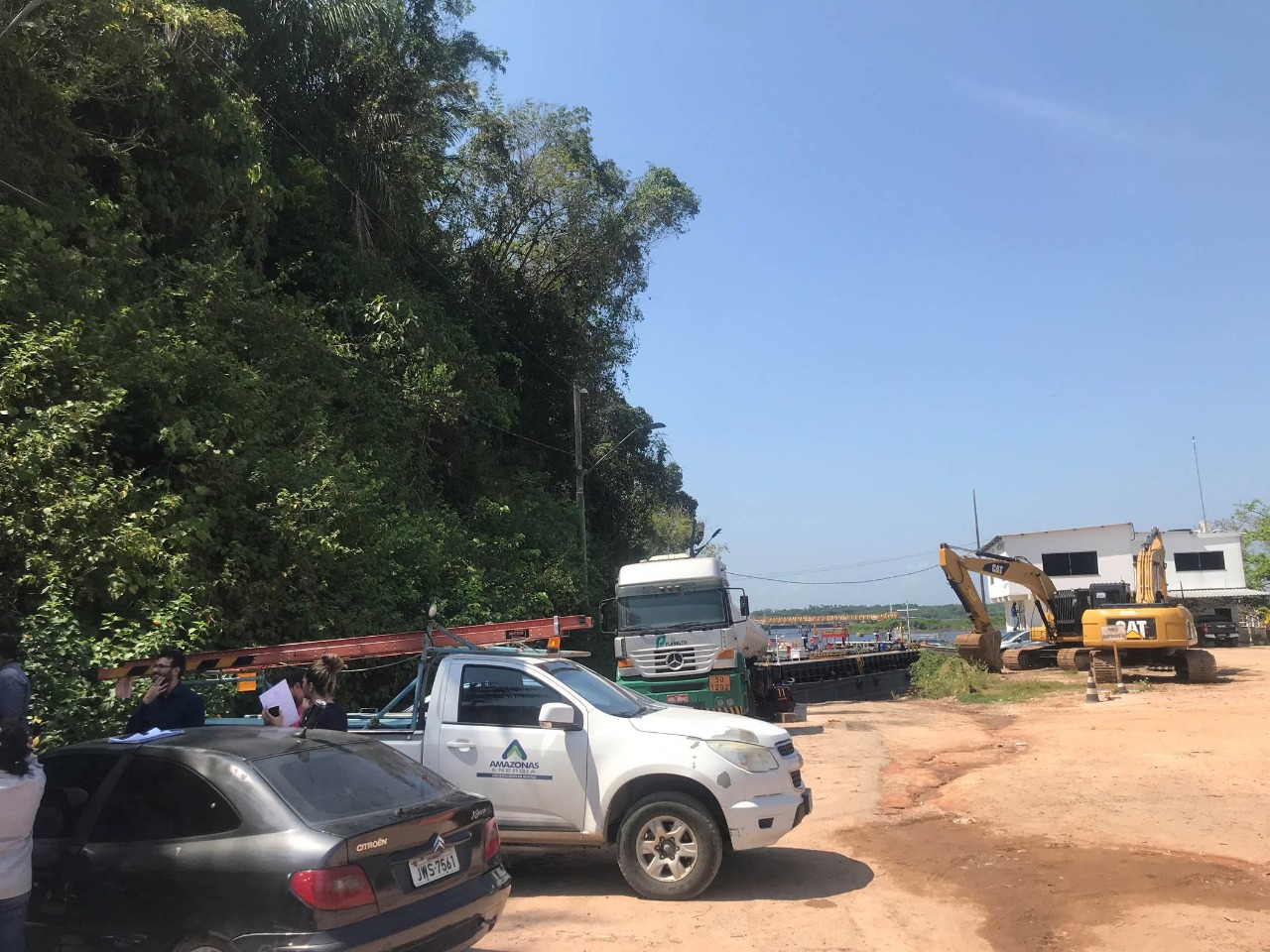 Empresa que deve mais de R$ 250 mil é flagrada com 'gato' de energia em Manaus